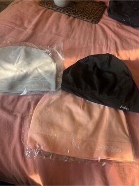 Satyn beanie